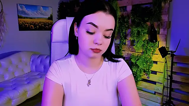 leslierowe  online show from October 24, 2025, 5:09 pm