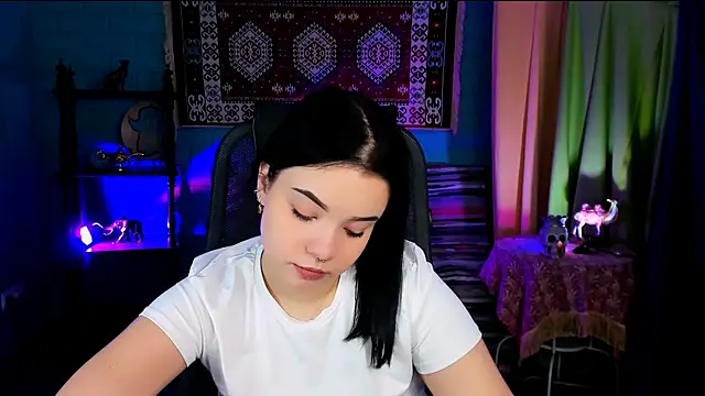 leslierowe  online show from November 29, 2025, 1:25 pm