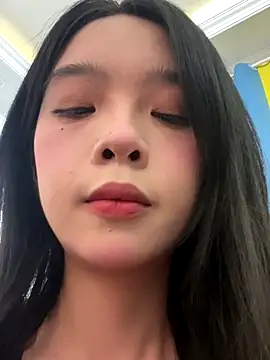 qiqi x online show from October 12, 2025, 3:33 pm