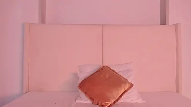 Snapshot of Sofi_glow chatting on February 4, 2026, 8:03 pm Sofi glow online show from February 4, 2026, 8:03 pm