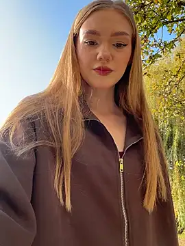 MilaMoone online show from November 7, 2025, 11:10 am