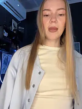 Snapshot of MilaMoone chatting on January 18, 2026, 10:52 am MilaMoone online show from January 18, 2026, 10:52 am