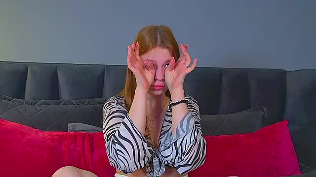 BeatriceBinoche online show from November 23, 2025, 6:52 pm