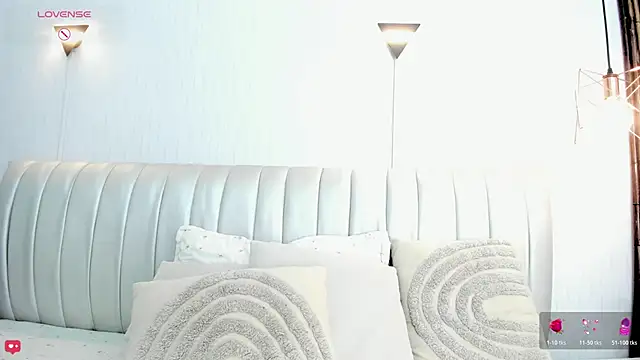 Naomi Rousse online show from April 23, 2026, 1:46 pm