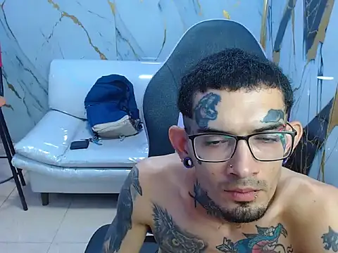 boy tatto777 online show from May 15, 2026, 1:07 pm