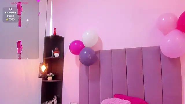 HoollyHendrix online show from November 5, 2025, 8:09 pm