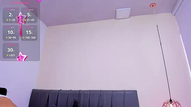 HoollyHendrix online show from November 27, 2025, 8:33 pm