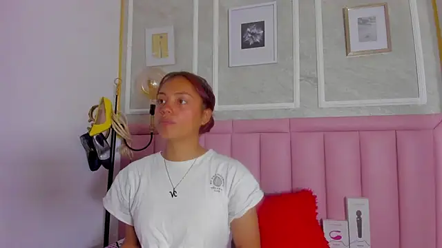 HoollyHendrix online show from February 19, 2026, 8:38 pm