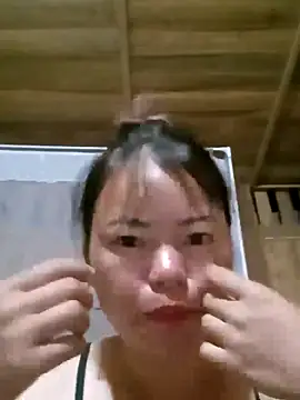 emly-xinh18 online show from October 5, 2025, 12:14 pm