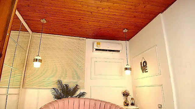 alessia moon1 online show from January 7, 2026, 12:07 pm