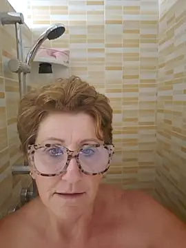 Snapshot of LadyLuxe_xx chatting on October 5, 2025, 11:19 am LadyLuxe xx online show from October 5, 2025, 11:19 am