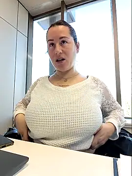 bichota85 online show from February 6, 2026, 9:56 am