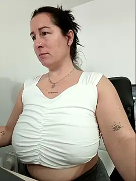 bichota85 online show from February 8, 2026, 11:02 am