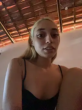 loirinhaaa online show from April 21, 2026, 7:06 pm