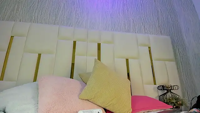mia vy online show from May 5, 2026, 3:03 am