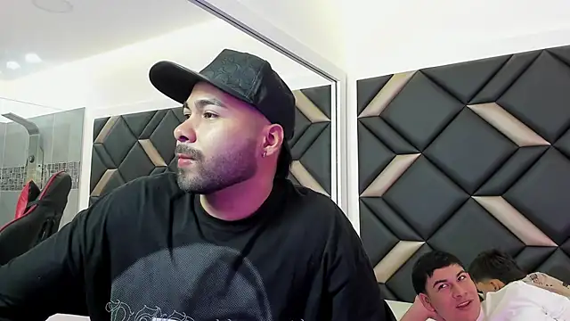 Hot Threesomee online show from November 15, 2025, 1:07 pm