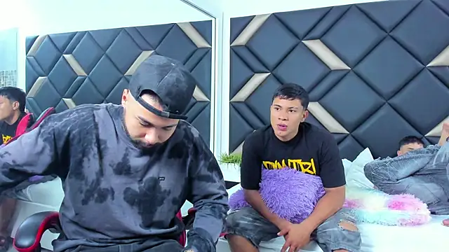 Hot Threesomee online show from November 28, 2025, 1:03 pm