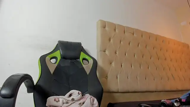 Naomis 35 online show from November 14, 2025, 7:45 pm