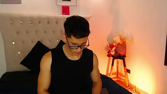 Snapshot of SalvadorFit chatting on September 30, 2025, 8:58 pm SalvadorFit online show from September 30, 2025, 8:58 pm