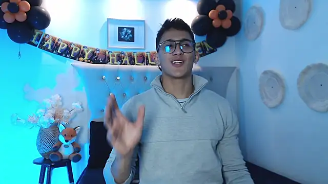 Snapshot of SalvadorFit chatting on October 14, 2025, 8:42 pm SalvadorFit online show from October 14, 2025, 8:42 pm