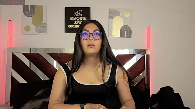 Snapshot of Violettabloom_ chatting on September 27, 2025, 12:43 pm Violettabloom online show from September 27, 2025, 12:43 pm