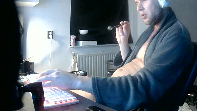 Snapshot of monty19cm chatting on April 18, 2026, 3:21 am monty19cm online show from April 18, 2026, 3:21 am