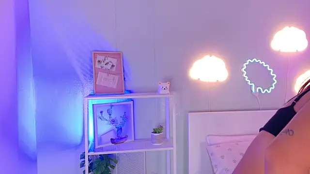 Snapshot of KeendraFox_ chatting on October 27, 2025, 10:30 am KeendraFox online show from October 27, 2025, 10:30 am