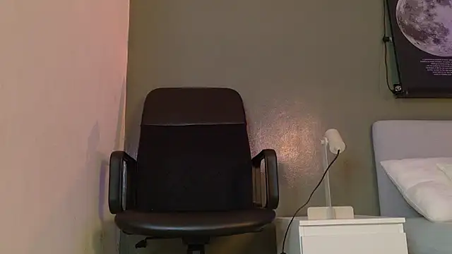 Snapshot of KeendraFox_ chatting on November 6, 2025, 10:16 am KeendraFox online show from November 6, 2025, 10:16 am