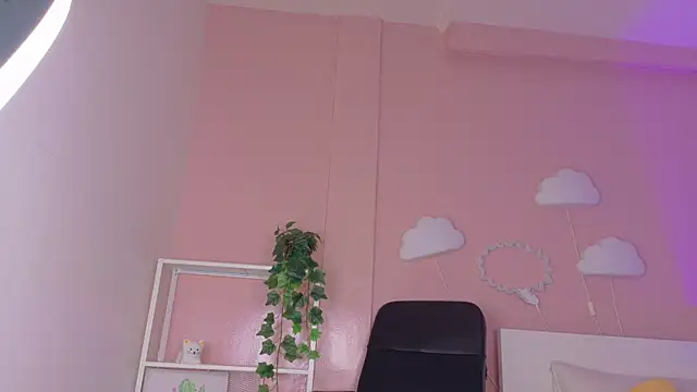 Snapshot of KeendraFox_ chatting on July 17, 2026, 9:27 am KeendraFox online show from July 17, 2026, 9:27 am