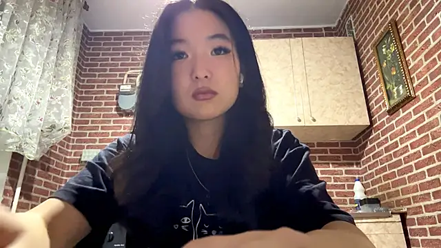 Snapshot of EmmaLeexth chatting on November 8, 2025, 12:27 pm EmmaLeexth online show from November 8, 2025, 12:27 pm