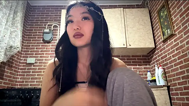 Snapshot of EmmaLeexth chatting on December 21, 2025, 2:24 pm EmmaLeexth online show from December 21, 2025, 2:24 pm