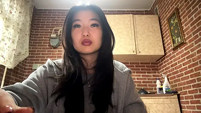 EmmaLeexth online show from March 5, 2026, 10:11 am