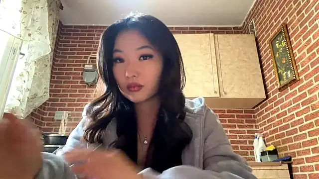 EmmaLeexth online show from April 3, 2026, 10:24 am