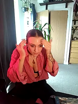 laradoom online show from November 4, 2025, 3:11 pm