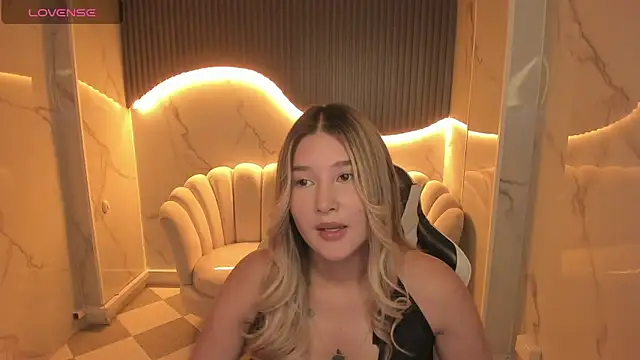 Snapshot of Emma1_b_ chatting on October 15, 2025, 8:09 pm Emma1 b online show from October 15, 2025, 8:09 pm