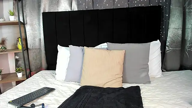 Lenapaul  online show from November 14, 2025, 4:22 am