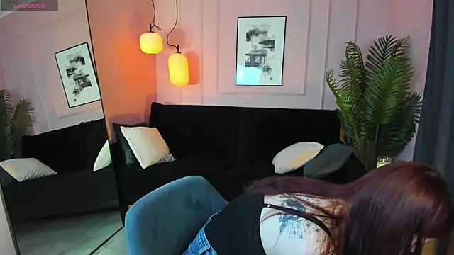 Snapshot of Layla_Glam chatting on October 19, 2025, 1:34 pm Layla Glam online show from October 19, 2025, 1:34 pm