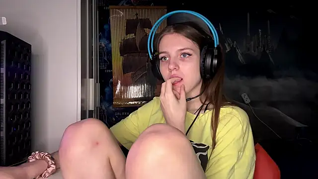 Elira Breeze online show from November 9, 2025, 1:09 pm