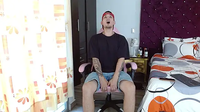 BooyHott  online show from October 24, 2025, 7:32 pm