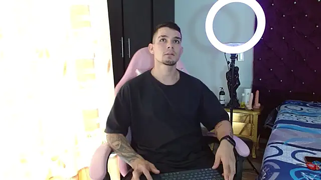 BooyHott  online show from November 4, 2025, 6:40 pm