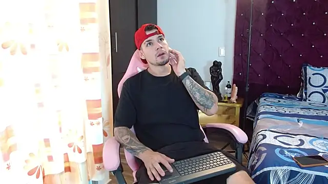 BooyHott  online show from November 7, 2025, 6:52 pm