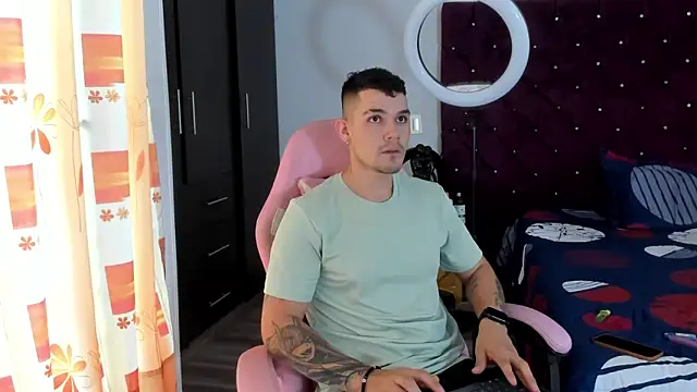 BooyHott  online show from November 26, 2025, 6:53 pm