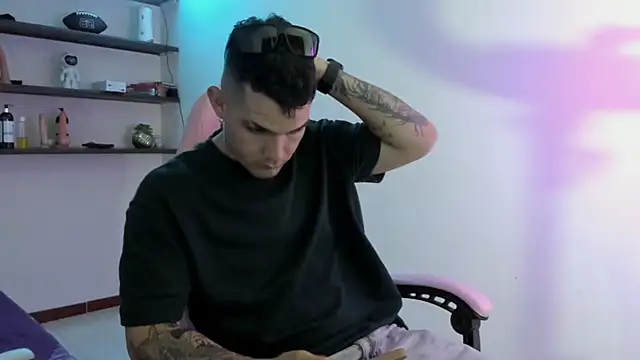 BooyHott  online show from December 19, 2025, 7:32 pm