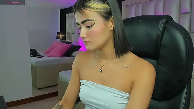 LuisaJonnes  online show from November 18, 2025, 4:22 pm