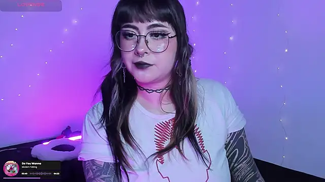 Snapshot of Hallucigenia_ chatting on June 2, 2026, 8:22 pm Hallucigenia online show from June 2, 2026, 8:22 pm