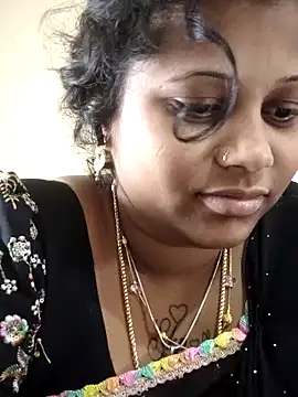 sweetqueen143 online show from November 24, 2025, 5:18 am