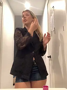 Bellablows online show from October 9, 2025, 3:21 pm