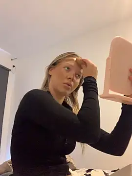 Bellablows online show from October 11, 2025, 2:37 pm