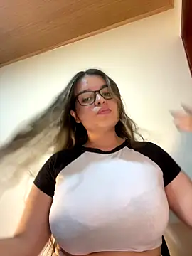 Aphrill online show from November 2, 2025, 10:01 pm