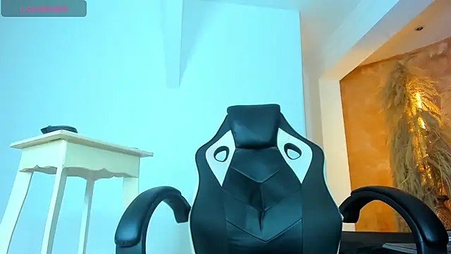 ZOE ROSE4 online show from September 27, 2025, 7:30 pm